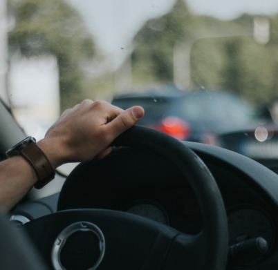 man-driving-an-electric-car-in-the-city